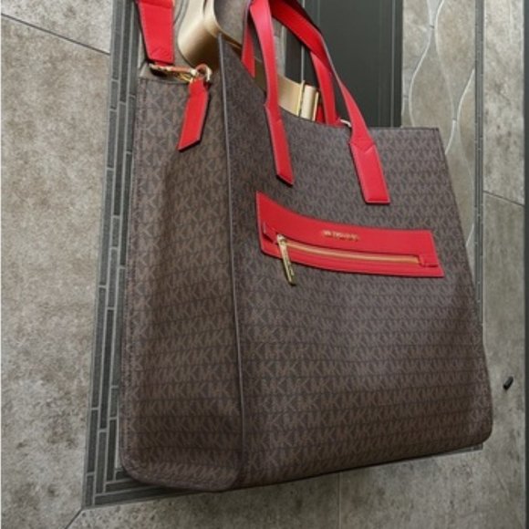 Michael Kors Kenly Large Tote - Picture 4 of 15